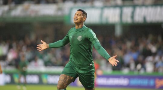 Alef Manga comemora gol em Coritiba x Amazonas