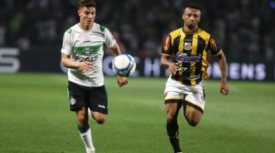 O lateral-direito Natanael, do Coritiba