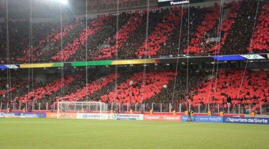 Torcida do Athletico na Ligga Arena