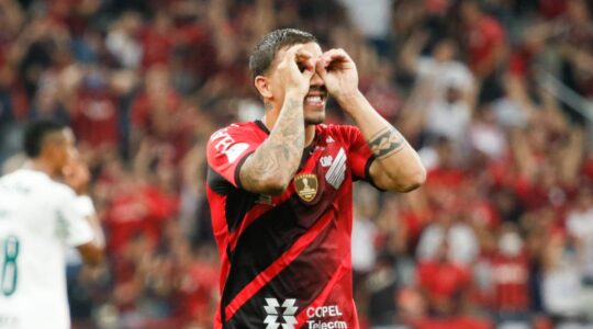 David Terans comemora gol pelo Athletico - gols de falta
