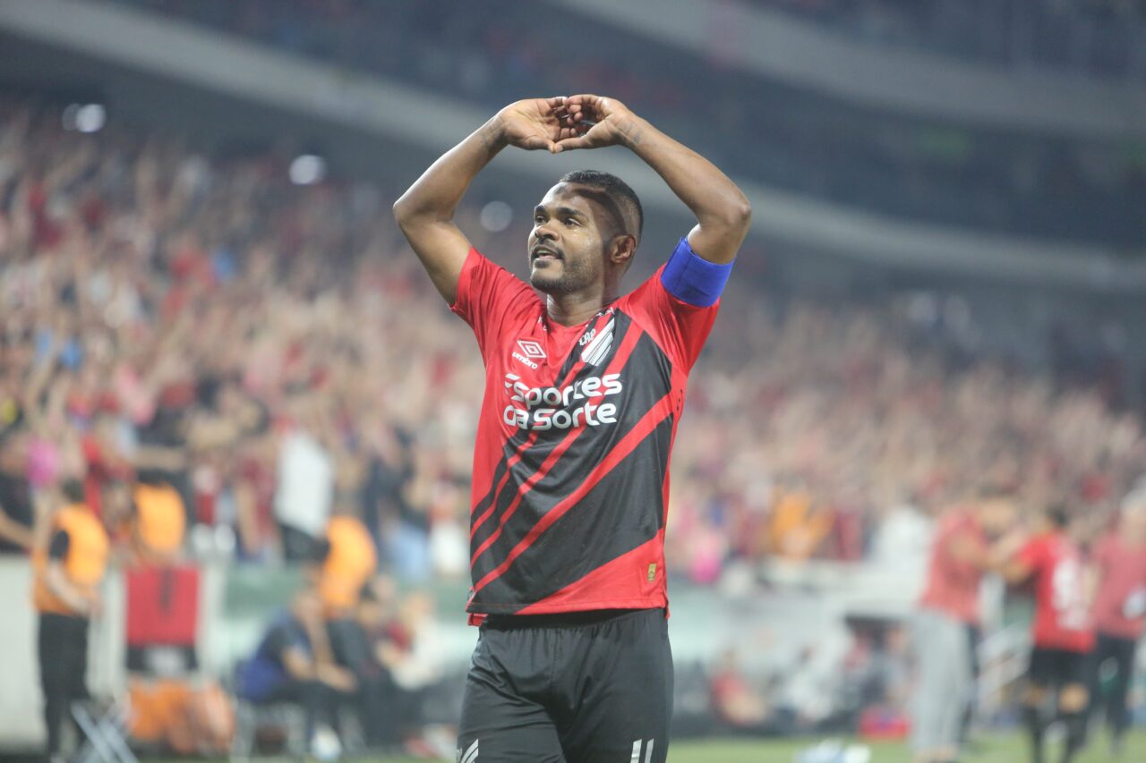 Nikão comemora gol pelo Athletico