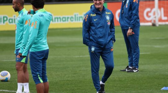 Dorival Júnior em treino da seleção brasileira