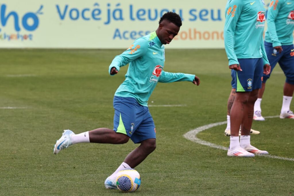 Vinicius Junior em treino da seleção brasileira