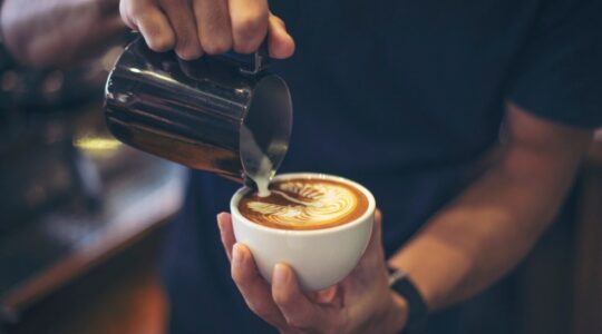 close-up-de-maos-barista-faca-latte-arte-cafe-pintura_1150-12161