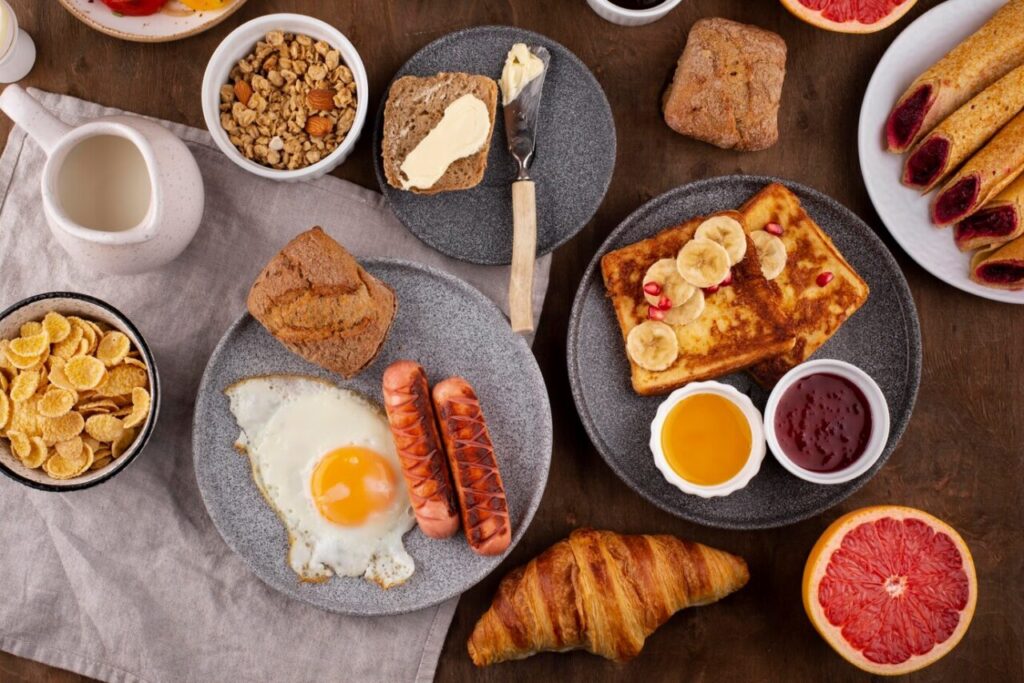 mesa-plana-cheia-de-deliciosas-composicoes-alimentares_23-2149141369