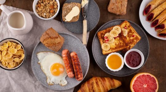 mesa-plana-cheia-de-deliciosas-composicoes-alimentares_23-2149141369