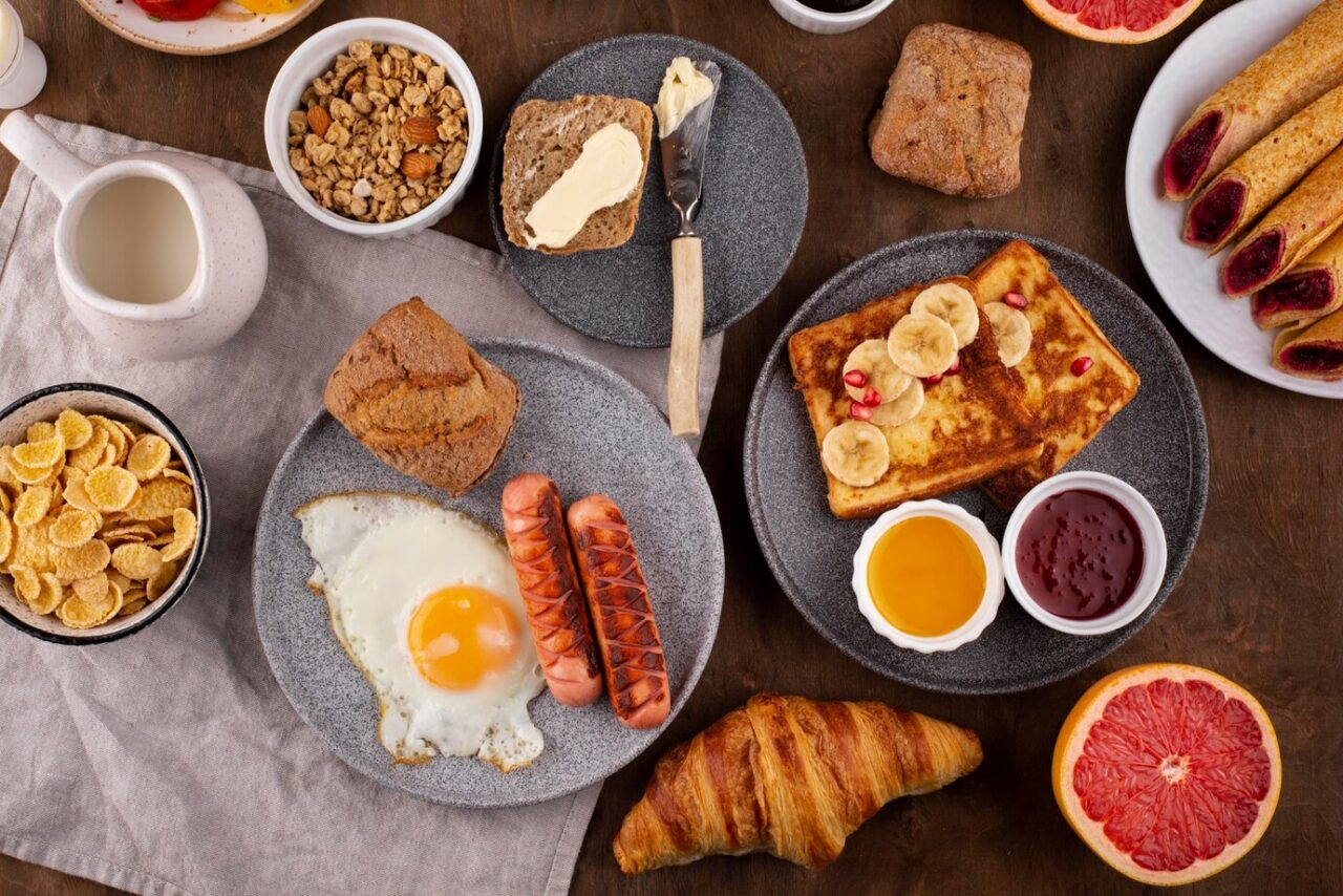 mesa-plana-cheia-de-deliciosas-composicoes-alimentares_23-2149141369