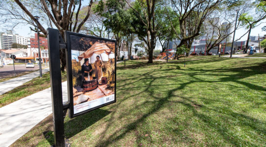 Galeria ao ar livre da Praça Alfredo Andersen já está aberta ao público