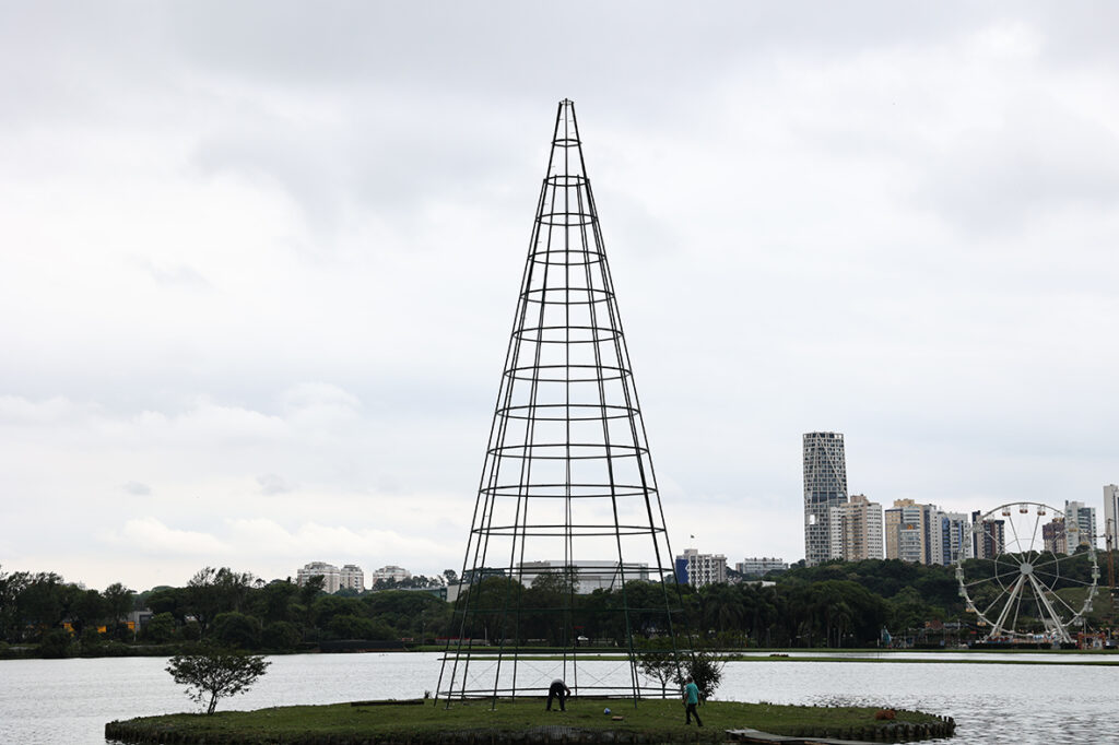 ARVORE DE NATAL NO PARQUE BARIGUI