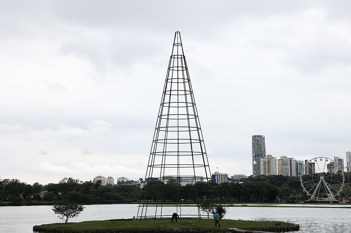 ARVORE DE NATAL NO PARQUE BARIGUI