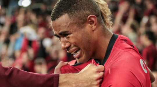 O volante Erick comemora gol do Athletico
