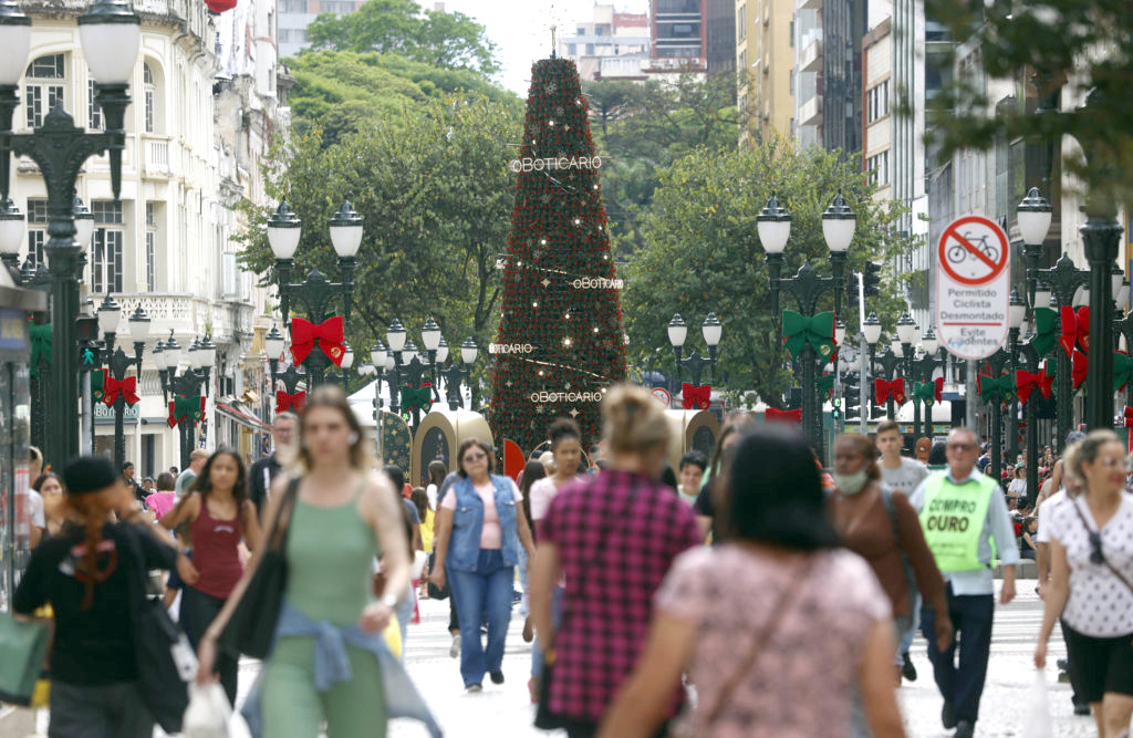 Imagens de movimentação de pessoas nas ruas do centro de curitiba. Movimento no comércio da região central de Curitiba. Vendas aquecidas pelo motivo no natal e copa do mundo.