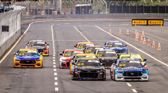 Trombini puxa a fila na Nascar Brasil