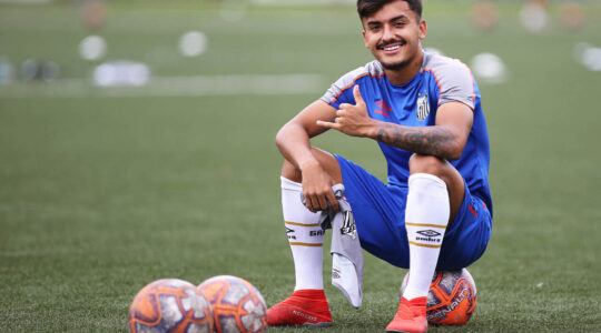 O meia Lucas Lourenço: reforço do Paraná Clube