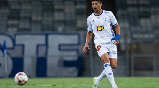 O lateral-direito Daniel Guedes em ação pelo Cruzeiro