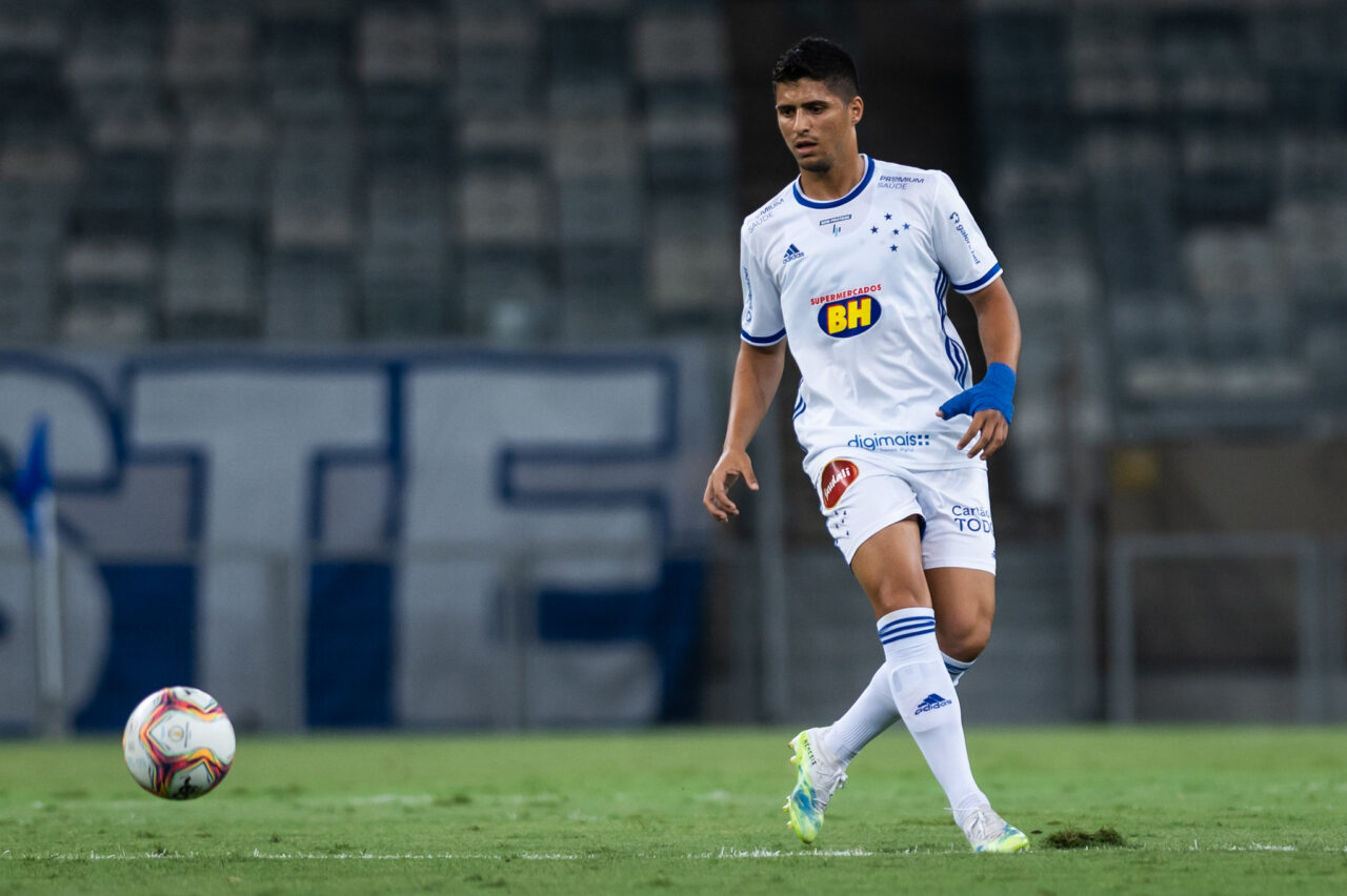 O lateral-direito Daniel Guedes em ação pelo Cruzeiro