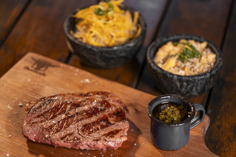 Bife de Chorizo executivo com arroz fazenda e farofa da granja.jpg