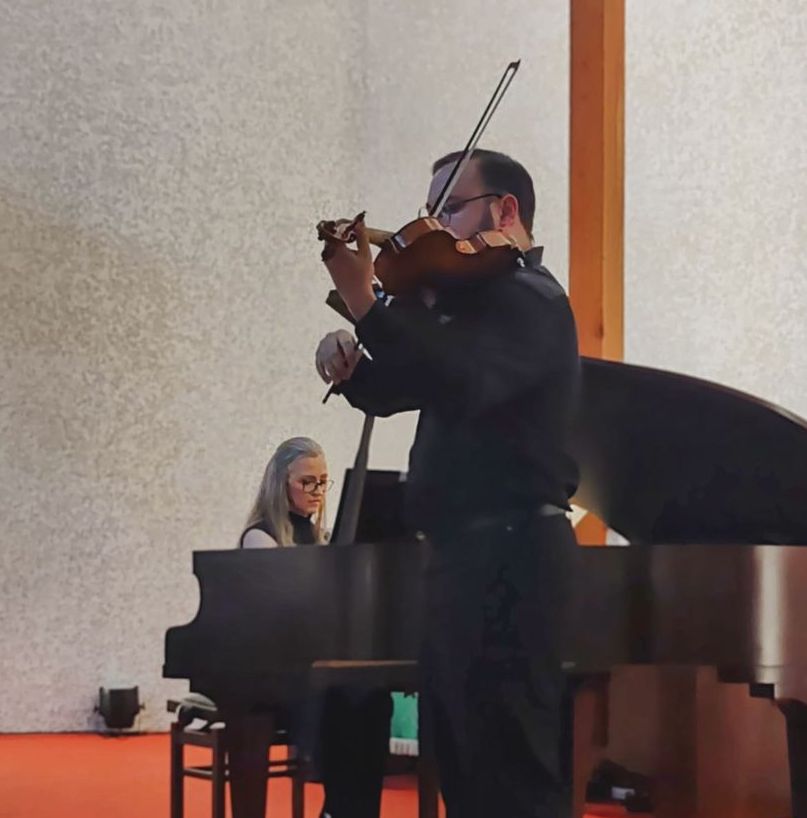 Apresentacao-de-Cherli-Hort-e-o-musico-convidado-o-violinista-Leandro-Pereira