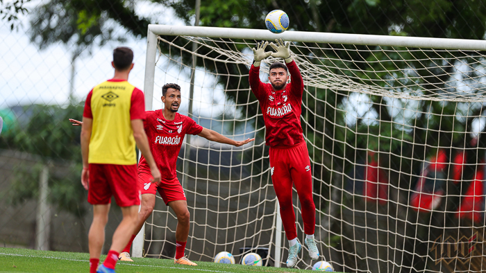 Belezi e Mycael em treino do Athletico