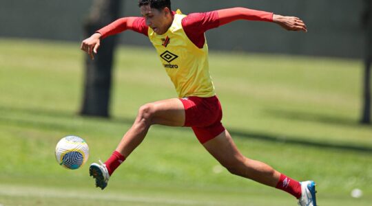 O volante Felipinho em treino do Athletico x Atlético-GO