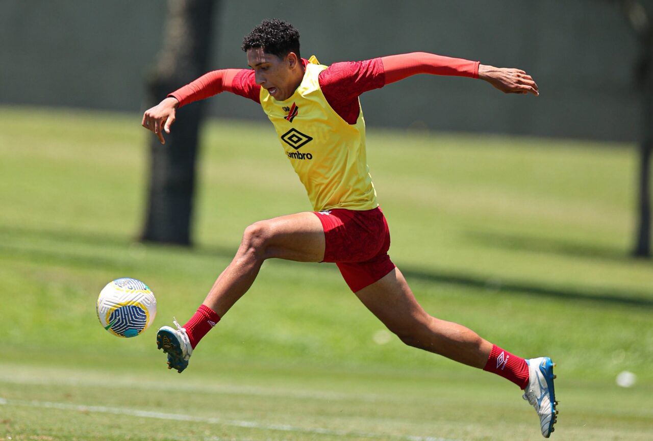 O volante Felipinho em treino do Athletico x Atlético-GO