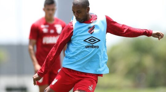 Fernandinho no treino do Athletico dessa segunda-feira