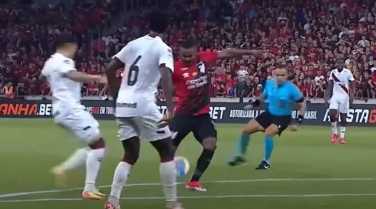 Nikão com a camisa com patrocinador do Athletico Paranaense