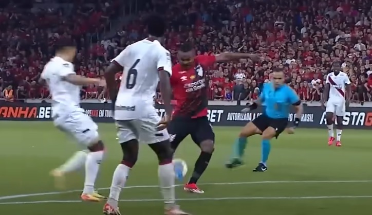 Nikão com a camisa com patrocinador do Athletico Paranaense