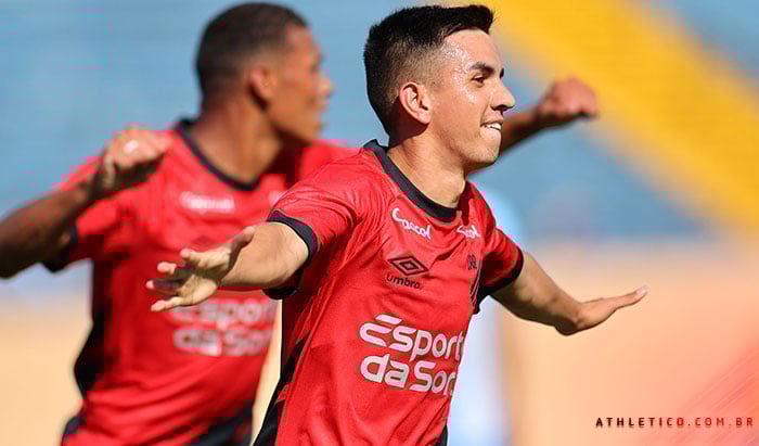 Romeo Benítez comemora gol do Athletico em Londrina