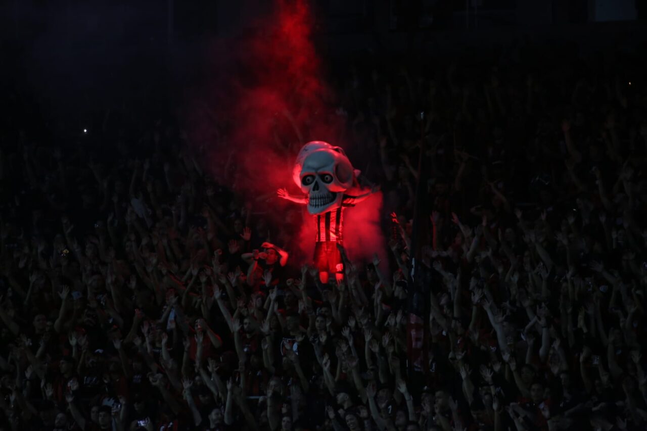 Torcida do Athletico na Ligga Arena
