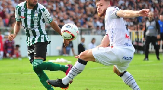 O zagueiro Willian Machado, do Operário, disputa lance com Marcelino Moreno, do Coritiba