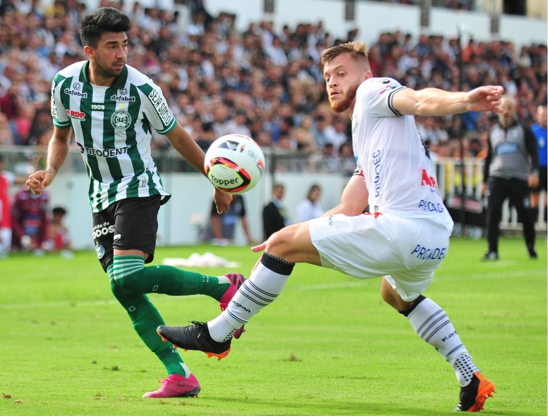 O zagueiro Willian Machado, do Operário, disputa lance com Marcelino Moreno, do Coritiba