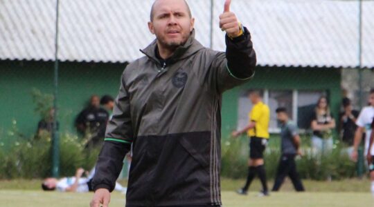 O técnico Mozart, do Coritiba