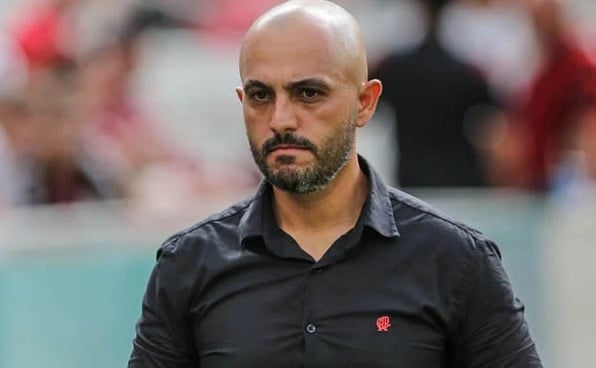 O técnico Rafael Guanaes, do Operário, de Ponta Grossa