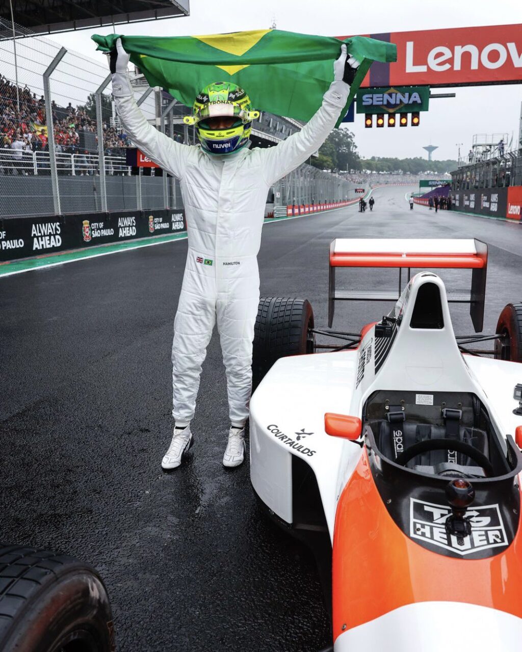 Lewis Hamilton e a McLaren de Ayrton Senna