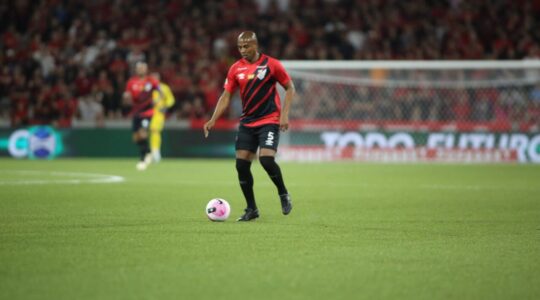 O volante Fernandinho, do Athletico