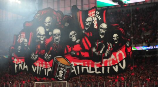 Torcida do Athletico contra o Atlético-MG na Ligga Arena: ingressos