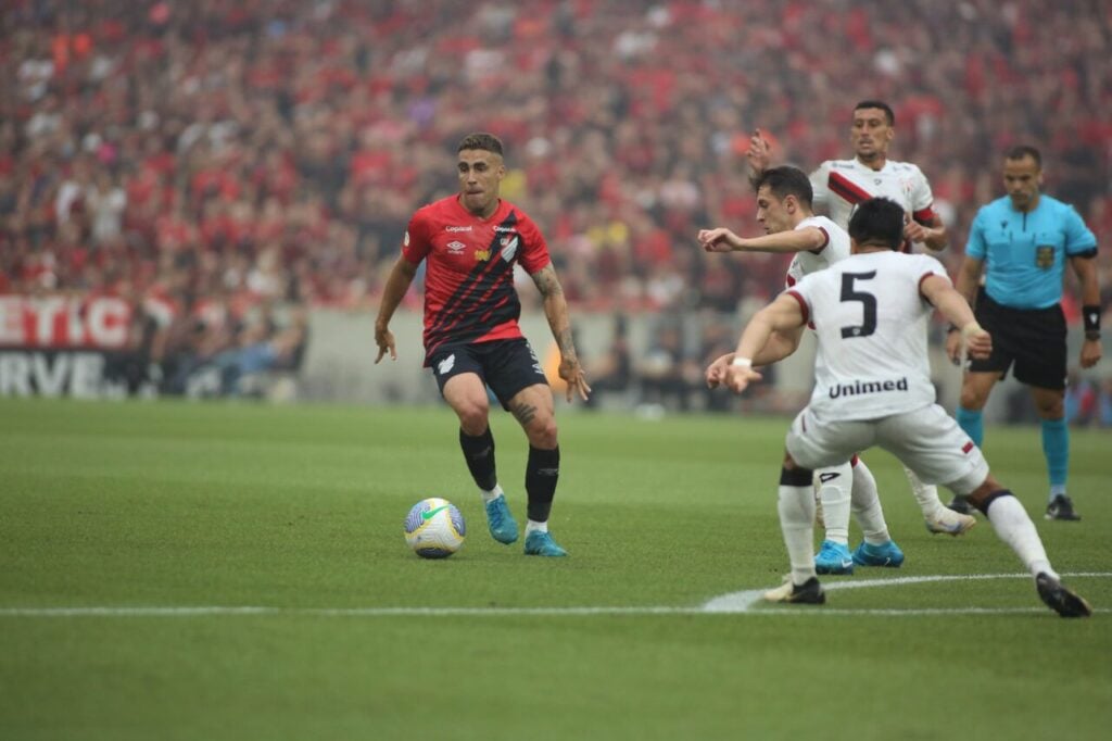 O volante Gabriel em Athletico x Atlético-GO