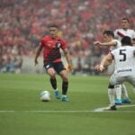 O volante Gabriel em Athletico x Atlético-GO