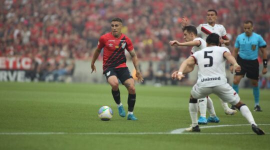 O volante Gabriel em Athletico x Atlético-GO