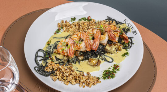 Katezzi Gastronomia – Spaghetti Nero com Camarões Thai – Cred Ebraim Martini