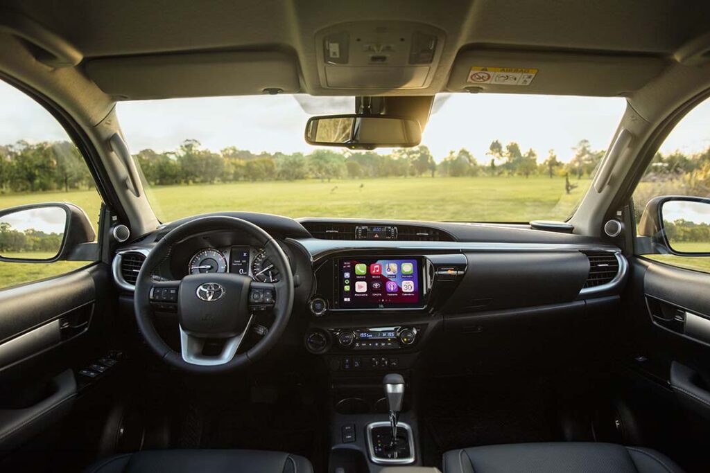 Nas configurações SRX e SRX Plus, a picape oferece sistema de monitor de visão 360º (Panoramic View Monitor – PVM), som JBL e Toyota Safety Sense