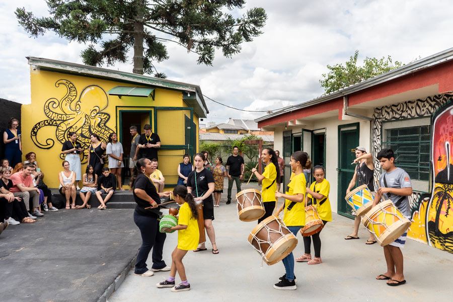 O programa possui atividades voltadas a toda a comunidade como o Grupo de Dança Contemporânea IPC, Maracatu Novo Ciclo e Futebol Moradias Cajuru Instituto PFC.