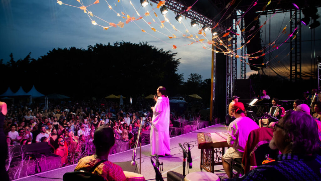 VS-Orquestra Mundana Refugi e Adriana Calcanhotto-