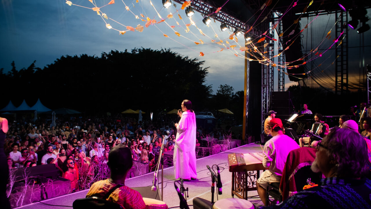 VS-Orquestra Mundana Refugi e Adriana Calcanhotto-
