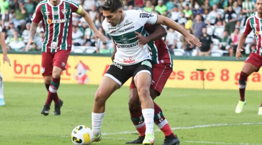O volante Andrey em ação pelo Coritiba