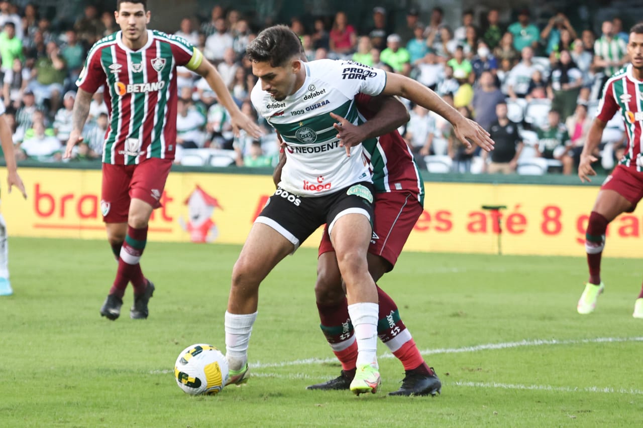 O volante Andrey em ação pelo Coritiba
