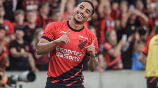 Christian comemora gol pelo Athletico