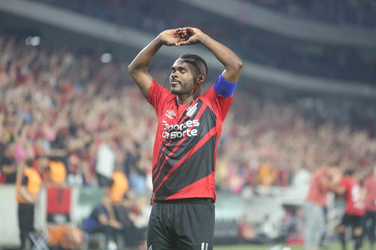 Nikão comemora gol pelo Athletico
