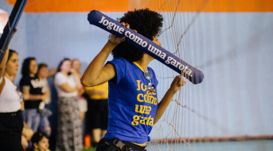 camiseta com frase mulheres no futebol jogue como uma garota campeonato amador de futebol feminino putaça copa da peita